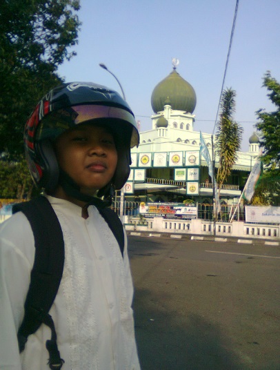 Di depan masjid Syuhada Yogyakarta