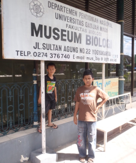 Di depan papan nama museum Biologi UGM Yogyakarta