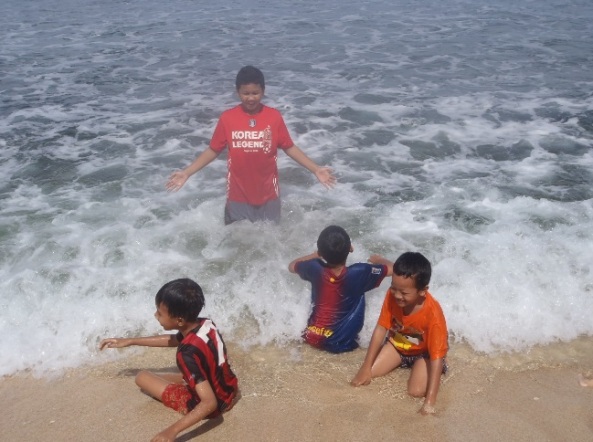 Bermain air di pantai Poktunggal
